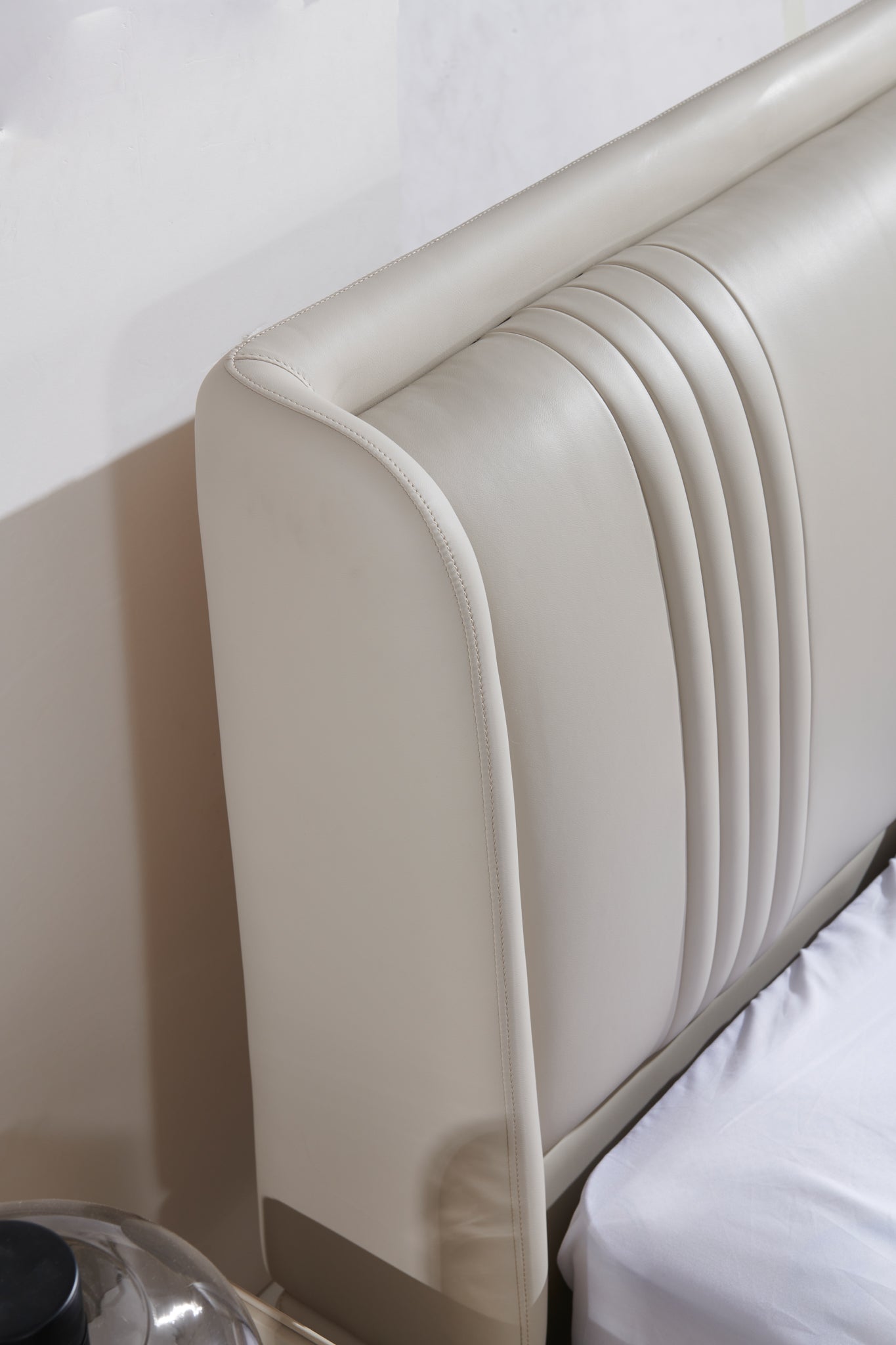 SeryatoSeryato B2208 Bed 真皮 浅棕